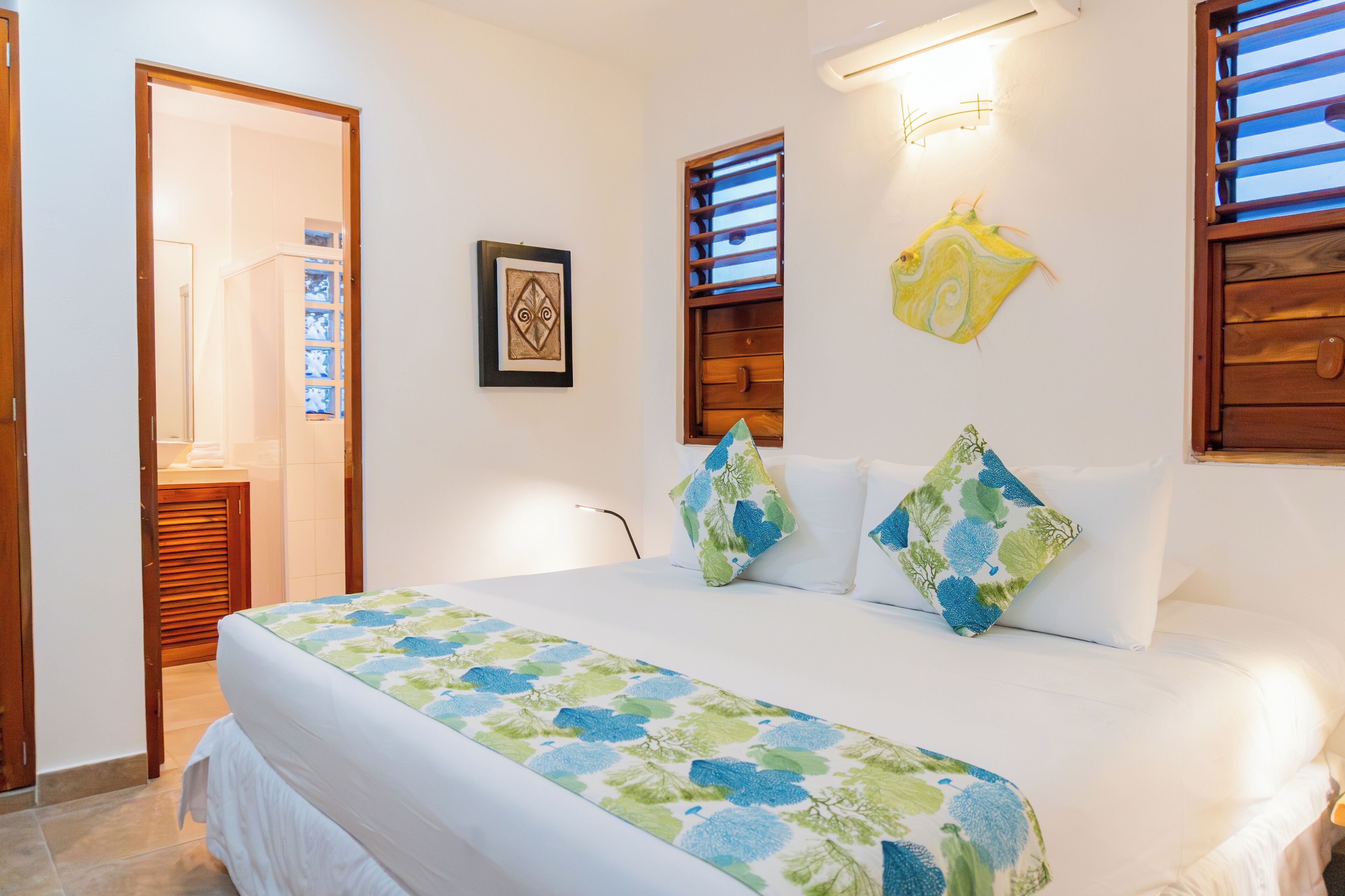 Estudio superior, vista al jardín | Cortinas blackout, tabla de planchar con plancha y wifi gratis 