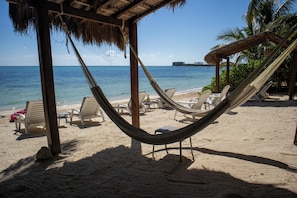 On the beach, white sand, free beach cabanas, sun-loungers - Casa Playa Maya (Tulum)