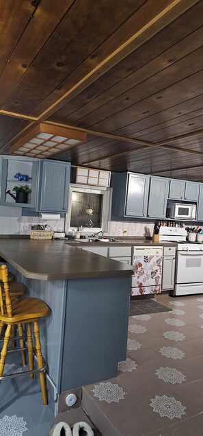 Private kitchen - 20 miles from the Missouri River!! 3-bedroom mobile home in Kimball (Kimball)