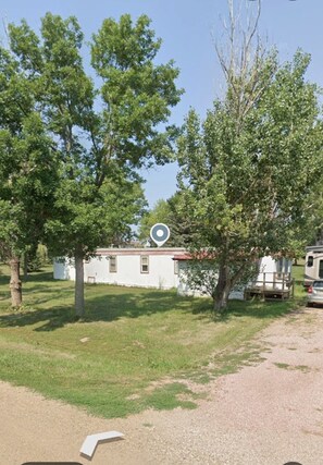 Property grounds - 20 miles from the Missouri River!! 3-bedroom mobile home in Kimball (Kimball)