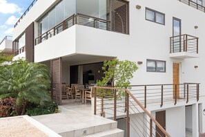 Outdoor dining - Apartment Casa Sweet, Jan Sofat, Pool & Tropical Garden (Willemstad)