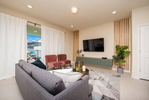 TV - 5BR Pool Home at Windsor Island Near Disney (Davenport)