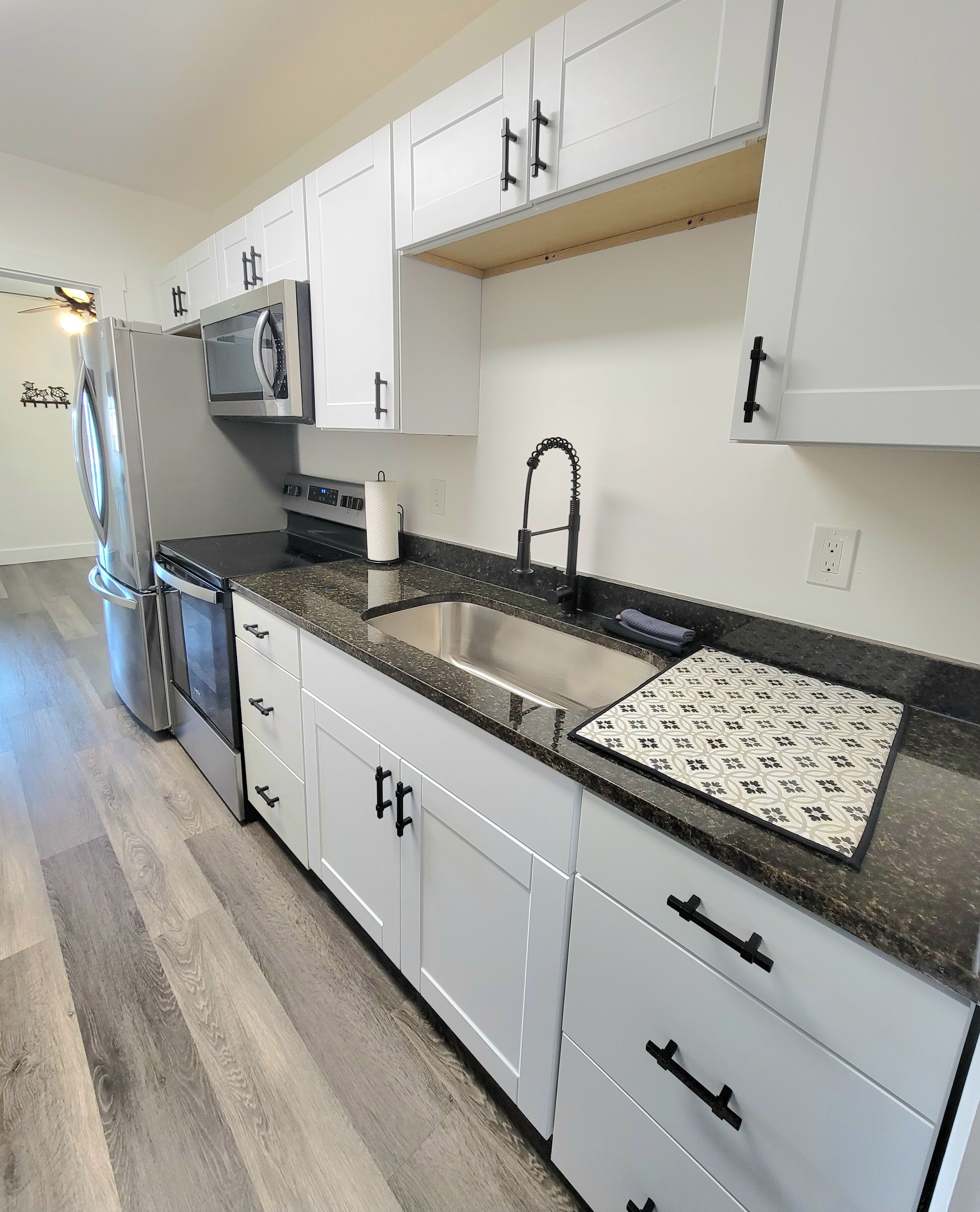 Kjøleskap, mikrobølgeovn, ovn og kokeplater