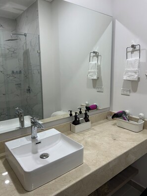 Shower, hair dryer, soap, toilet paper - Building DELVENTTO - Pozos Colorados - Studio apartment - Santa Marta (Santa Marta)
