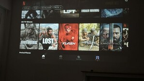 Eine Darstellung einer Streaming-Dienstanwendung mit verschiedenen Vorschaubildern von Fernsehserien, darunter 'Lost', 'The Flash' und 'The Pacific'.