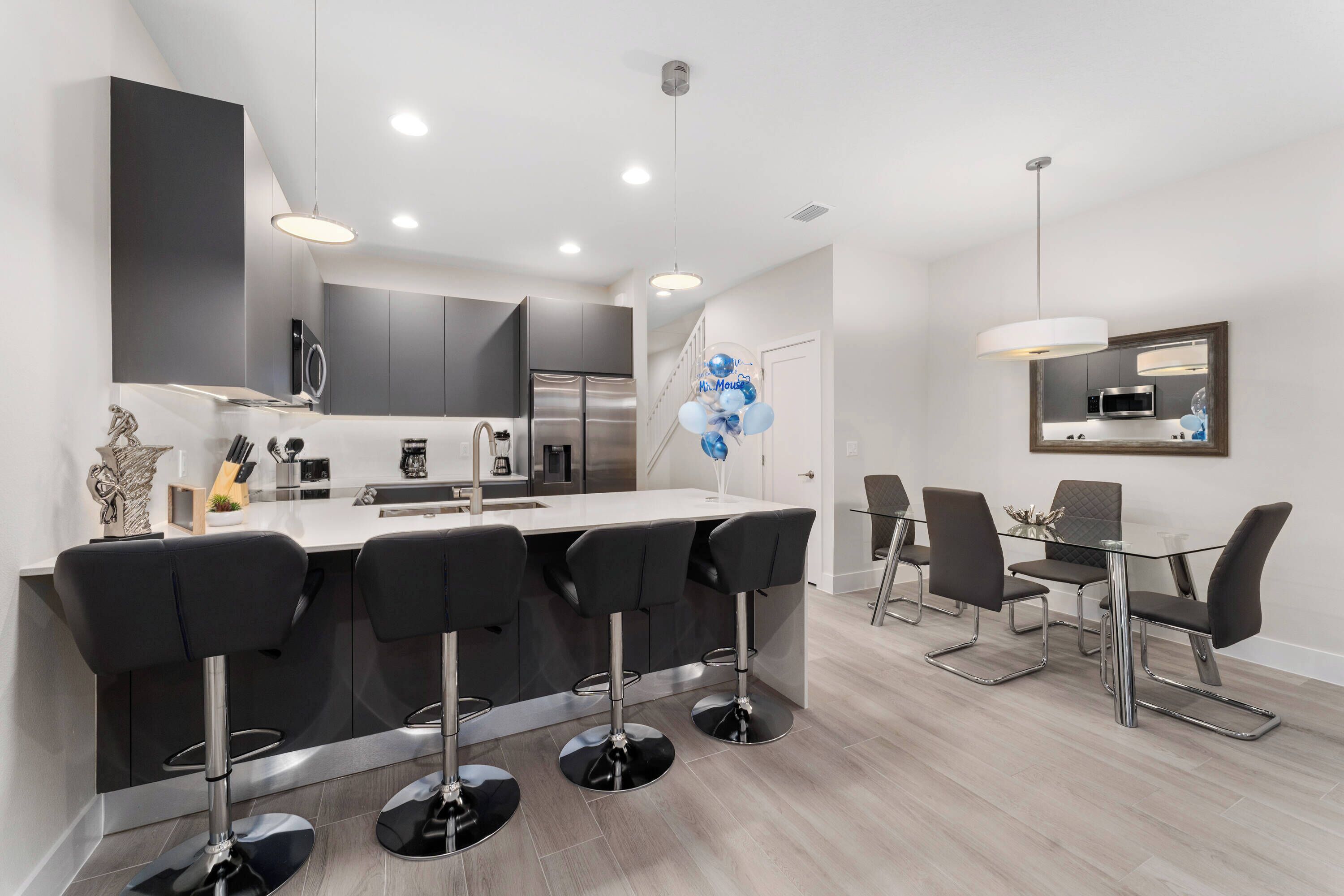 Refrigerador, microondas, horno y lavavajillas 