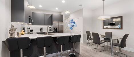 Refrigerador, microondas, horno y lavavajillas