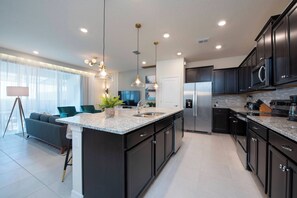 Fridge, microwave, oven, stovetop - 5BR Luxury Home with Pool at Windsor Island Resort (Davenport)