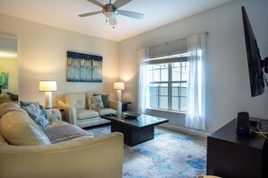 TV - Family 4BR Pool Home in Champions Gate (Davenport)