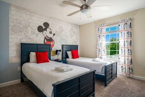 4 bedrooms, iron/ironing board, travel cot, WiFi - Family 4BR Pool Home in Champions Gate (Davenport)