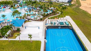 Un resort con piscina, campo da basket e spiaggia.