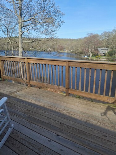 2-bedroom house in adorable North Stonington with AC comfort