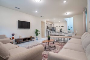 TV - 6BR Family Pool Home at Windsor Cay (Clermont)