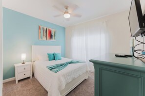 Ein Schlafzimmer mit Bett, Nachttisch und Kommode.