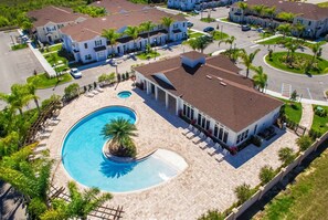 Un complexe résidentiel doté d’une piscine, de plusieurs bâtiments et d’une pelouse bien entretenue.