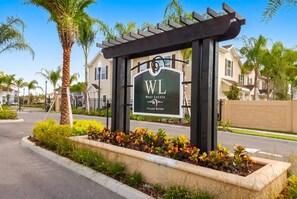 Une enseigne pour le West Lucaya Village Resort, avec une structure en forme de pergola.