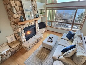 Televisión y chimenea 