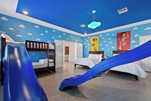 9 bedrooms, iron/ironing board, travel cot, WiFi - Spacious 9BR w/ Pool & Theater at Storey Lake (Kissimmee)