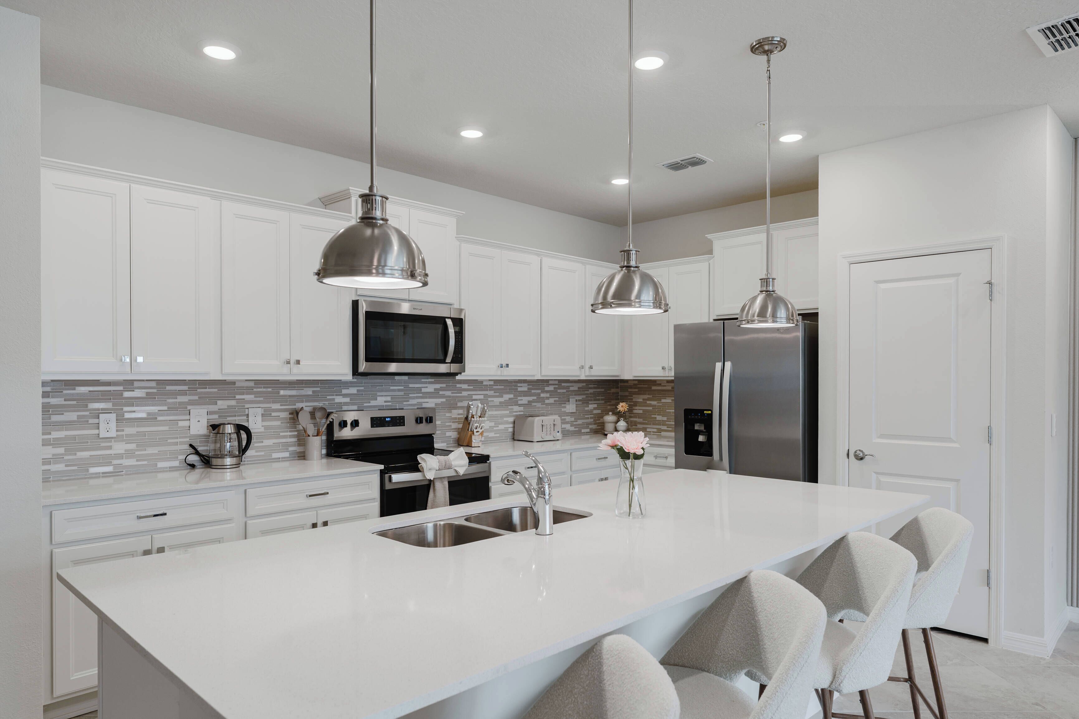 冷蔵庫、電子レンジ、オーブン、コンロ