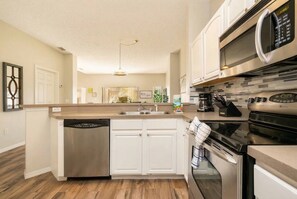 Fridge, microwave, oven, stovetop - 3BR Home in Lake Berkley Minutes to Disney (Kissimmee)