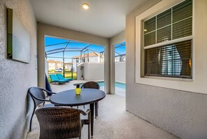 Outdoor dining - Luxury 4BR Villa w/ Pool Near Disney Parks (Davenport)