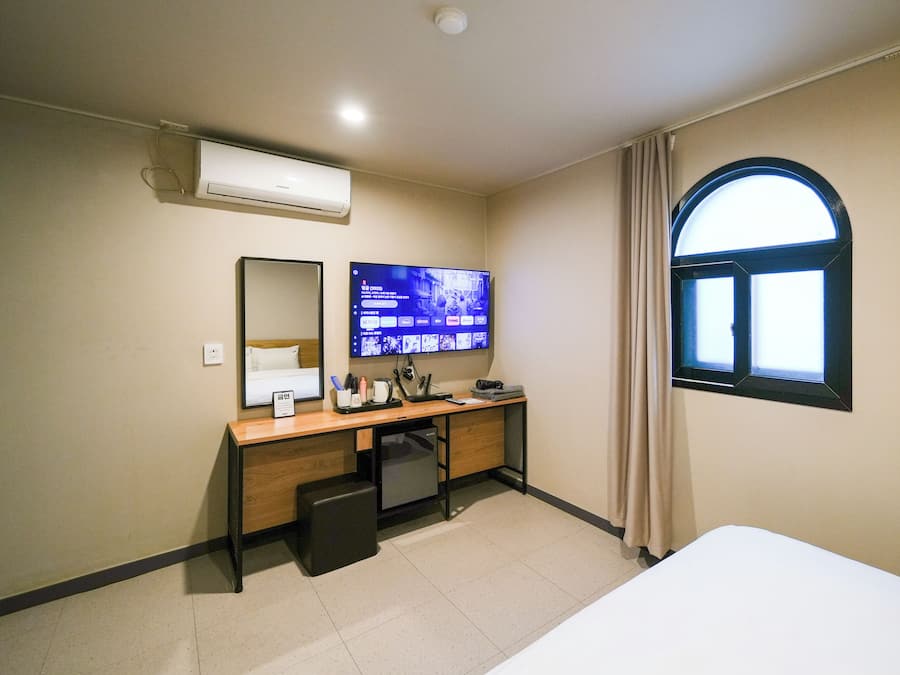 Deluxe Double Room | Desk, free WiFi, wheelchair access