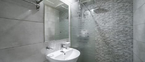 Habitación doble estándar | Baño | Secadora de cabello, pantuflas, toallas, jabón