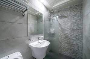 Standard-dobbeltværelse | Badeværelse | Hårtørrer, håndklæder, Sæbe, Shampoo