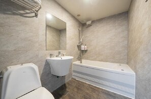 Kamar Double Deluks | Kamar mandi | Pengering rambut, handuk, sabun, dan sampo