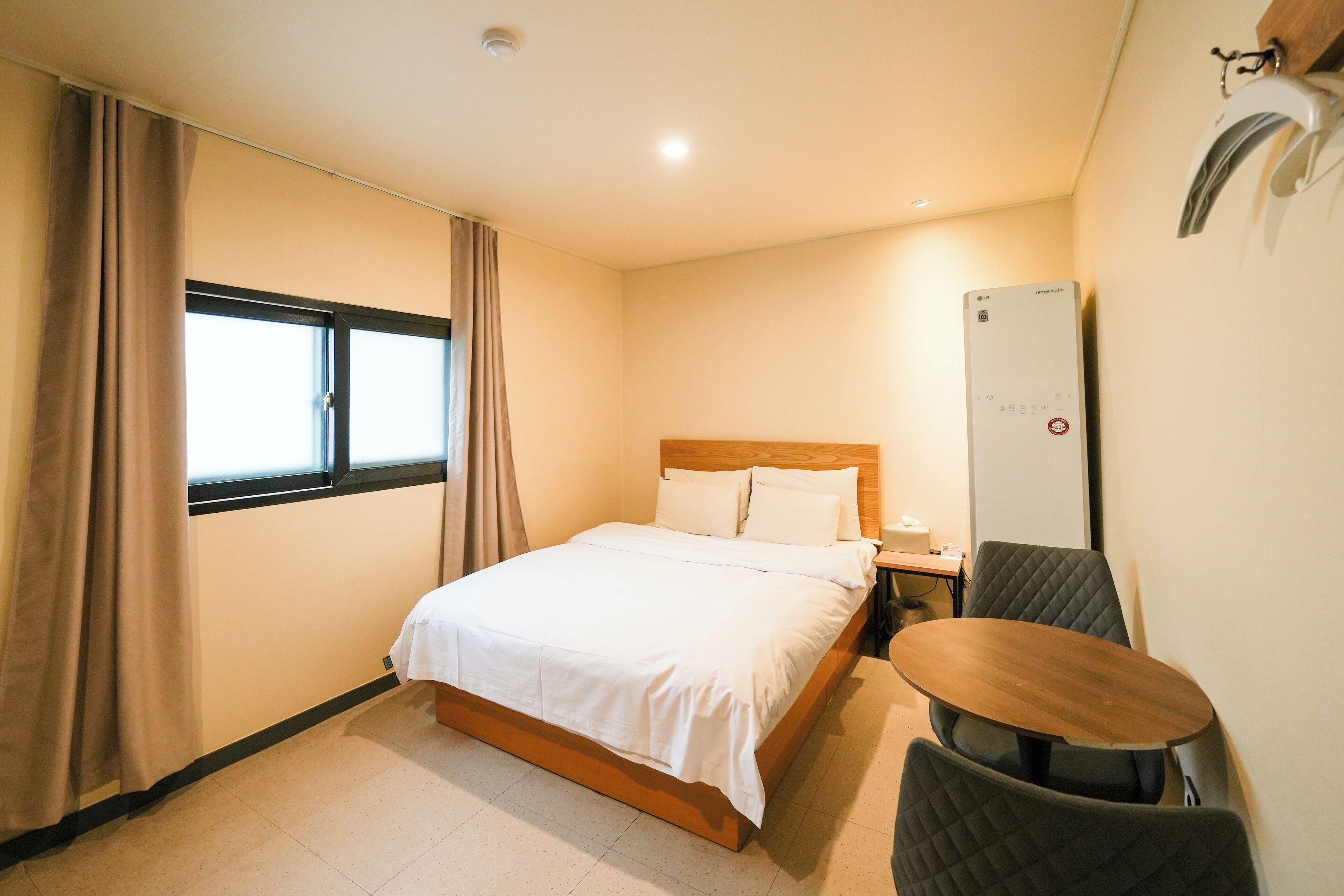 Suite | Desk, free WiFi