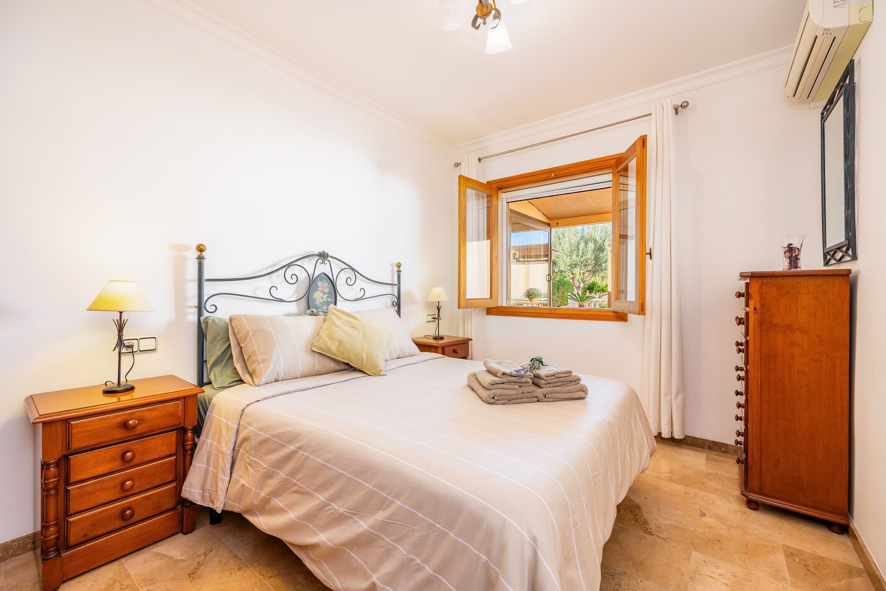 Iron/ironing board, WiFi, bed sheets