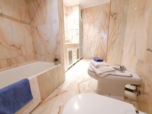 Dusche, Haartrockner, Handtücher