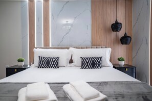9 bedrooms, iron/ironing board, WiFi, bed sheets - 9BR Solara Villa w Pool & Themed Rooms (Kissimmee)