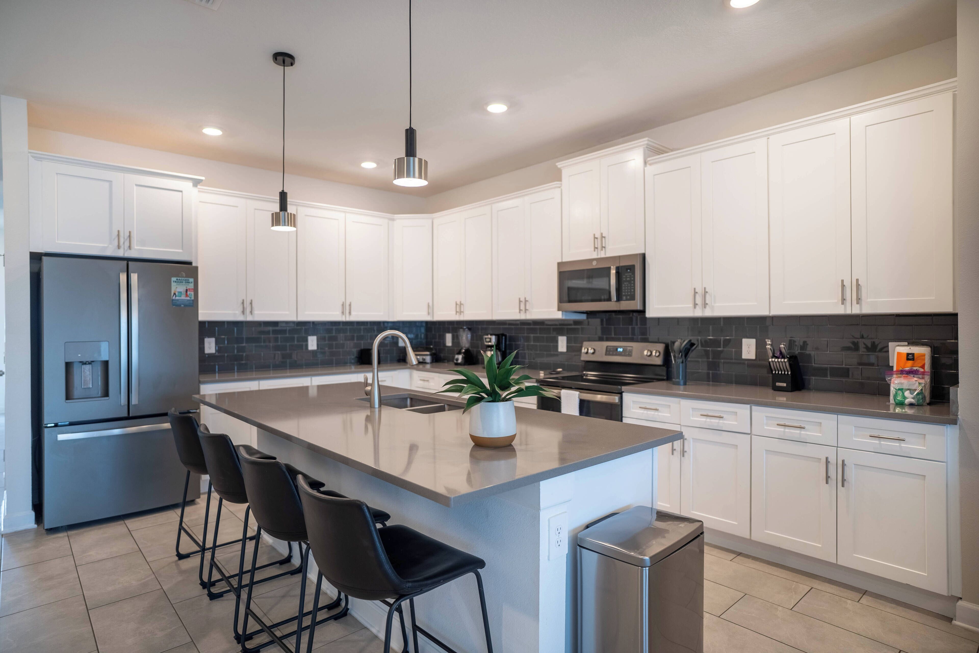 Parrilla de estufa, cafetera y tetera, periquera y comedor 