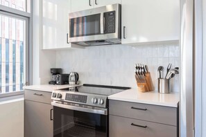 Refrigerador, microondas, horno y parrilla de estufa 
