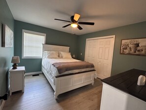 3 bedrooms, iron/ironing board, free WiFi, bed sheets - Newly renovated, one-level 3-bedroom home with a gorgeous Mountain View. (Otto)