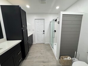 Shower, hair dryer, towels, soap - Newly renovated, one-level 3-bedroom home with a gorgeous Mountain View. (Otto)