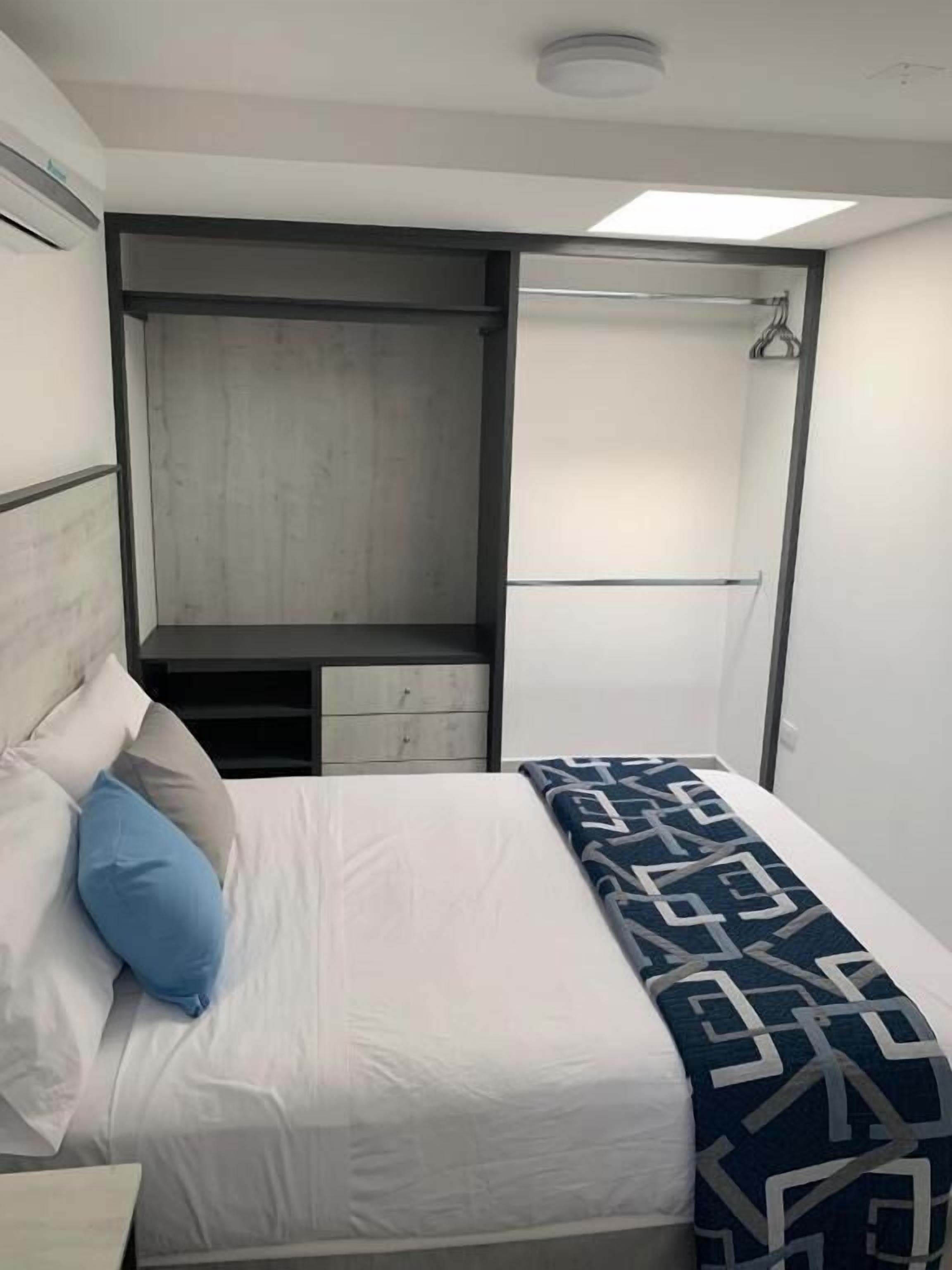 Familie-studiolejlighed | Pengeskab på værelset, skrivebord, arbejdsområde til bærbare computere