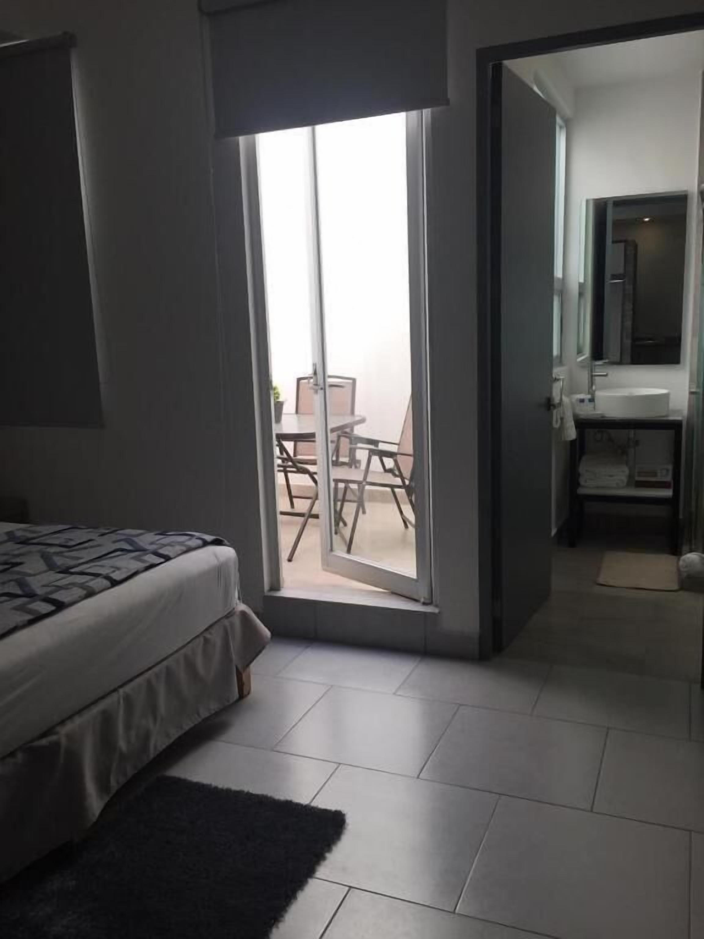 Deluxe-suite | Pengeskab på værelset, skrivebord, arbejdsområde til bærbare computere