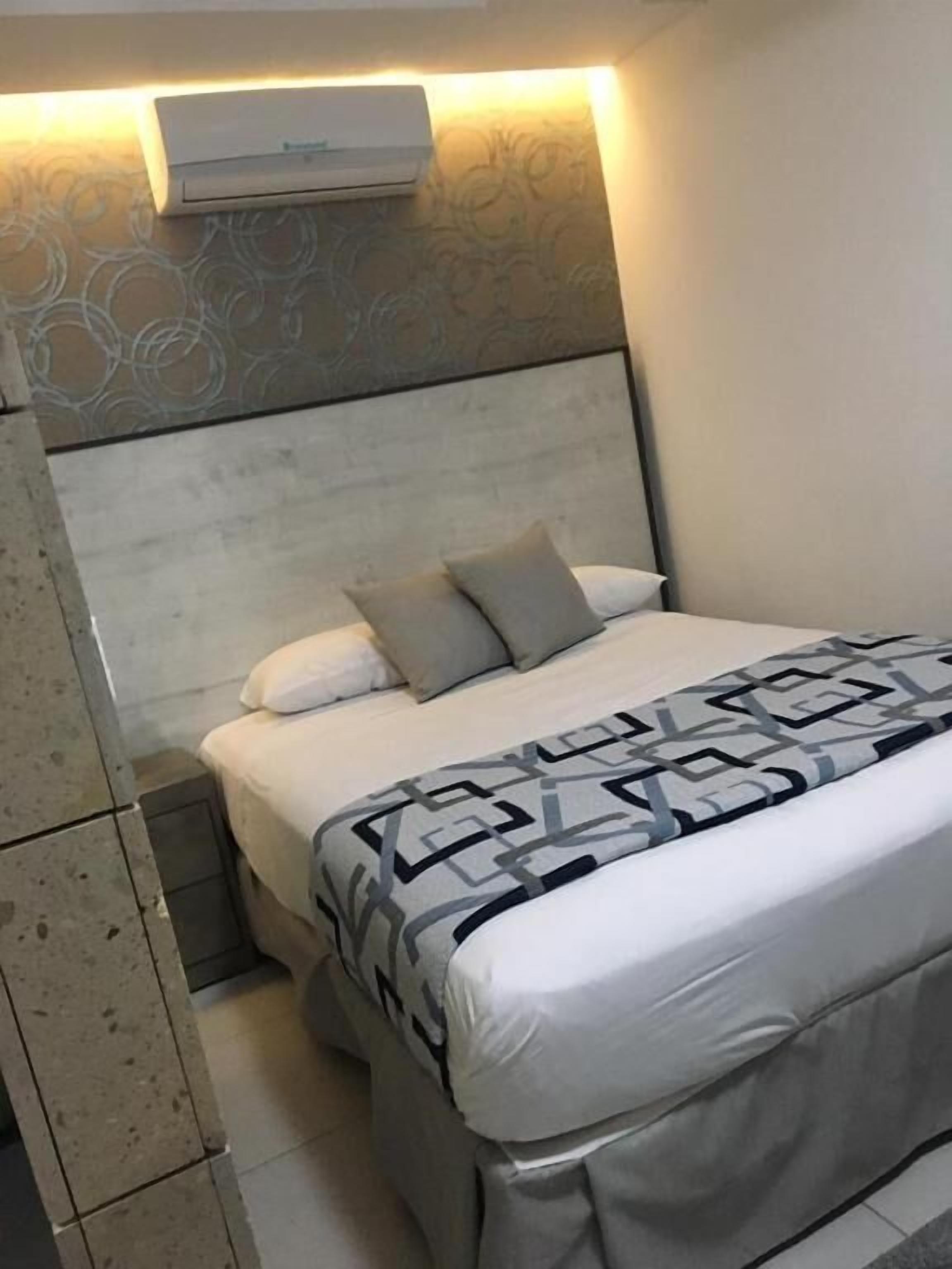 Deluxe-suite | Pengeskab på værelset, skrivebord, arbejdsområde til bærbare computere