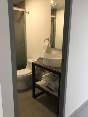 Studio dành cho gia đình | Phòng tắm | Buồng tắm vòi sen, đồ dùng nhà tắm miễn phí, máy sấy tóc, khăn tắm 