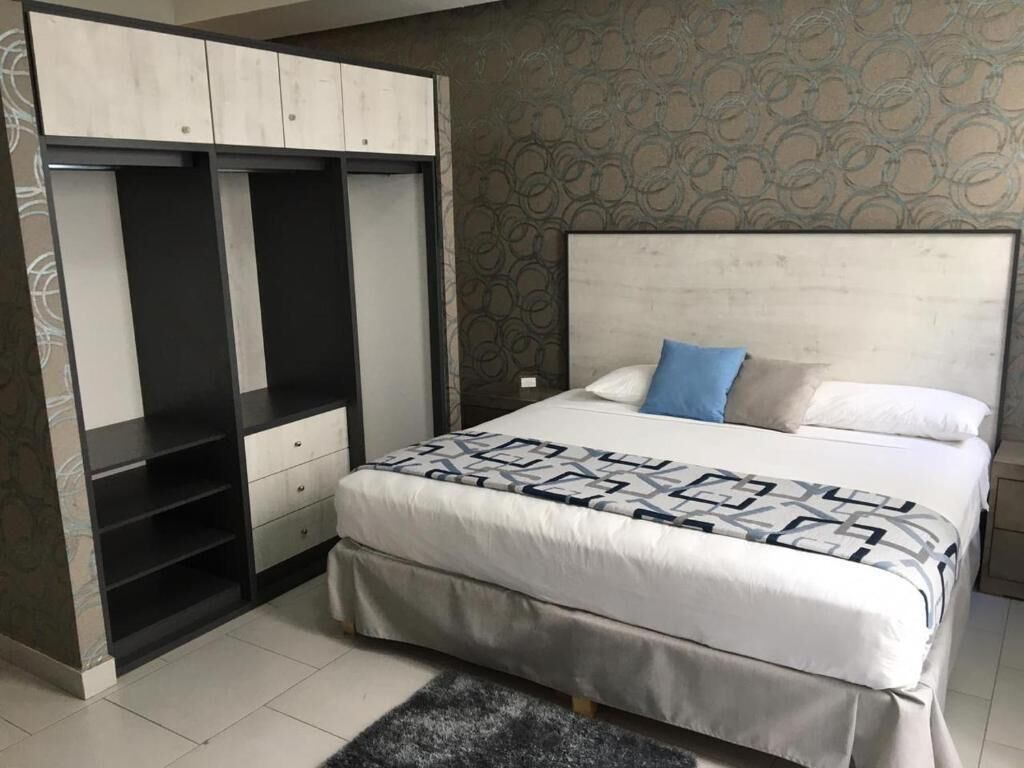 客房內保險箱、書桌、筆電工作空間、熨斗/熨衣板