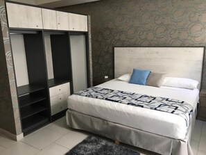 Pengeskab på værelset, skrivebord, arbejdsområde til bærbare computere