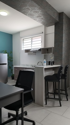Refrigerador, microondas, utensilios de cocina