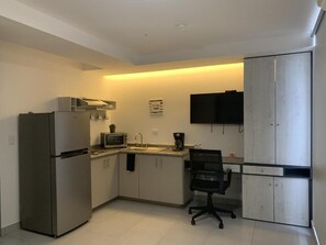Tủ lạnh, lò vi sóng, dụng cụ nấu nướng/bát dĩa/dao nĩa 
