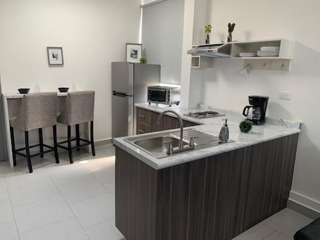 Refrigerador, microondas, utensilios de cocina. Suites Andre