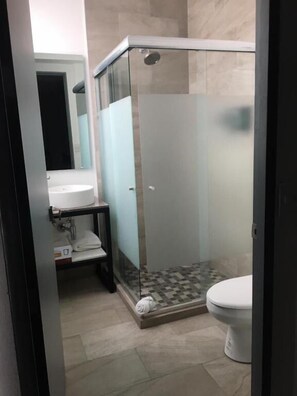 Deluxe-suite | Badeværelse | Bruser, gratis toiletartikler, hårtørrer, håndklæder