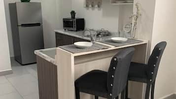 Suite Deluxe | Cucina privata | Frigorifero, microonde, pentole/stoviglie/utensili