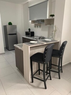 Deluxe-suite | Privat køkken | Køleskab, mikrobølgeovn, køkkentøj/tallerkener/redskaber