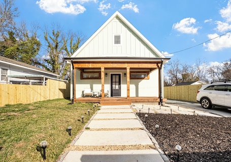 Exterior. Great for Groups 3BR/3.5BA Greensboro Home -Private Baths Near Coliseum